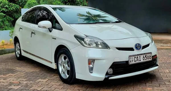 Private car hire with driver Sri Lanka - Toyota Prius sedan for airport taxi and tours